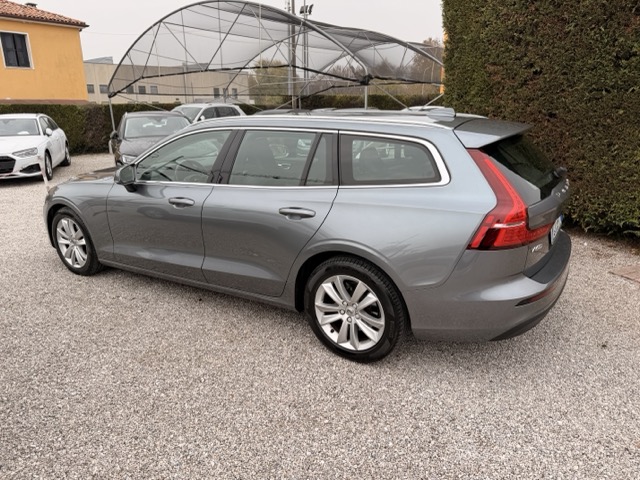 Volvo V60 2.0 d3 150 cv Momentum Geartronic - immagine 4
