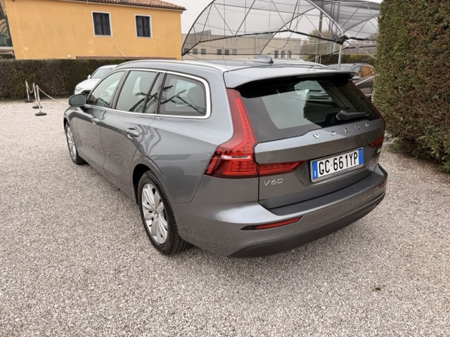 Volvo V60 2.0 d3 150 cv Momentum Geartronic - immagine 5