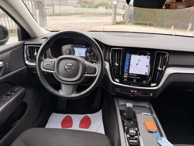 Volvo V60 2.0 b4 D 197 cv Momentum Business Pro auto - immagine 9