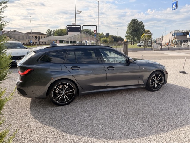 BMW 320 d Touring 2.0d 190cv mhev 48V xdrive Msport auto - immagine 9