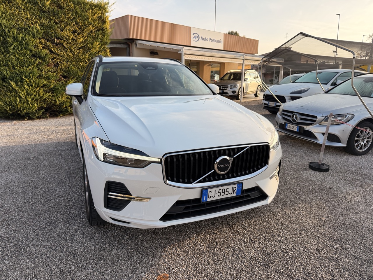 Volvo XC60 2.0 b4 d Business Auto - immagine 2