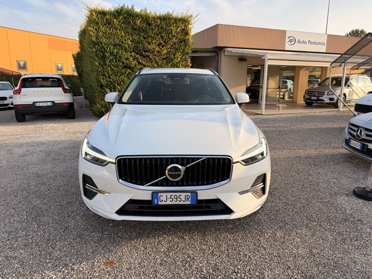 Volvo XC60 2.0 b4 d Business Auto - immagine 3