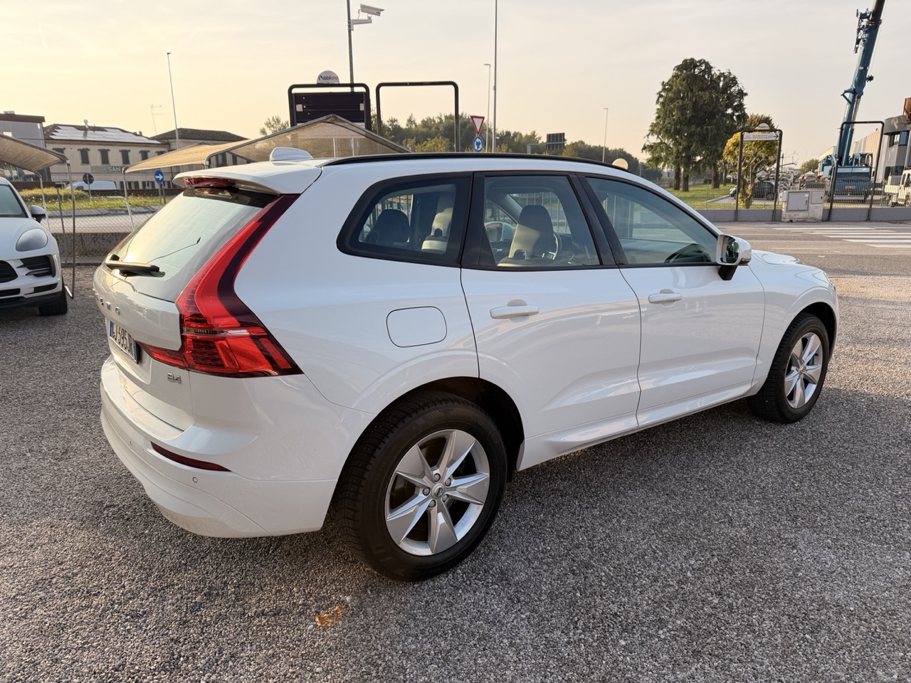 Volvo XC60 2.0 b4 d Business Auto - immagine 9